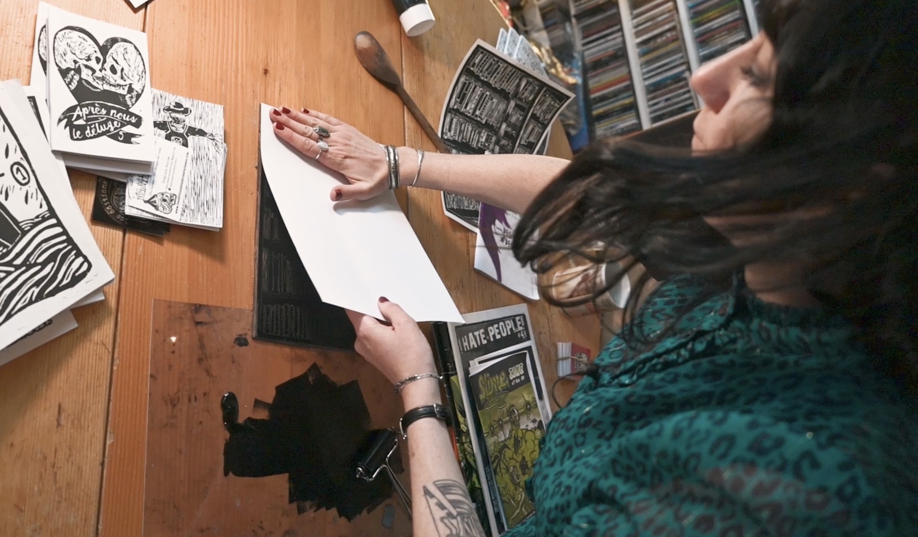 Delphine Bucher, des Editions de la Dernière Chance, en train de réaliser un fanzine